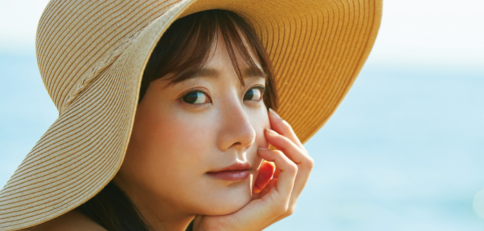 こちらを見つめる女性